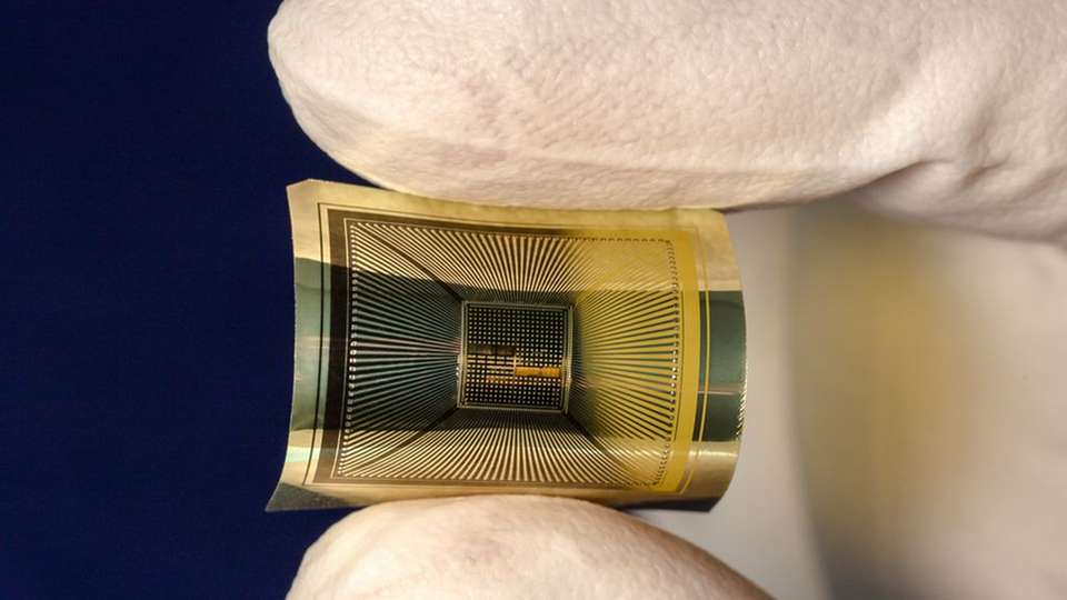 Technologie für flexible Mikroimplantate: ChipFilm-ASIC auf LCP-Folie
