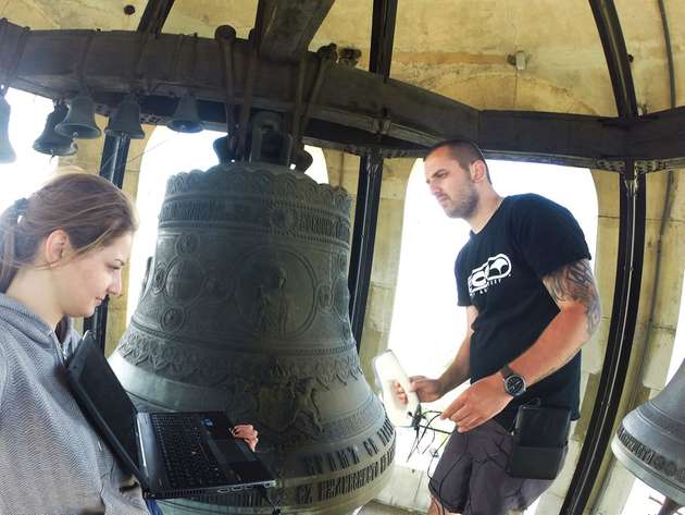 Mit den Scanner Eva und Spider wird eine Glocke der Alexander-Newski-Kathedrale eingescannt.