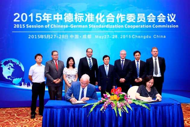 Reinhold Pichler (li.), Leiter des DKE ExcellenceCluster Industrie 4.0 im VDE, und Wang Li (re.), Vice Director bei SAC, vereinbarten Ende Mai eine gemeinsame Arbeitsgruppe zur intelligenten Fertigung.