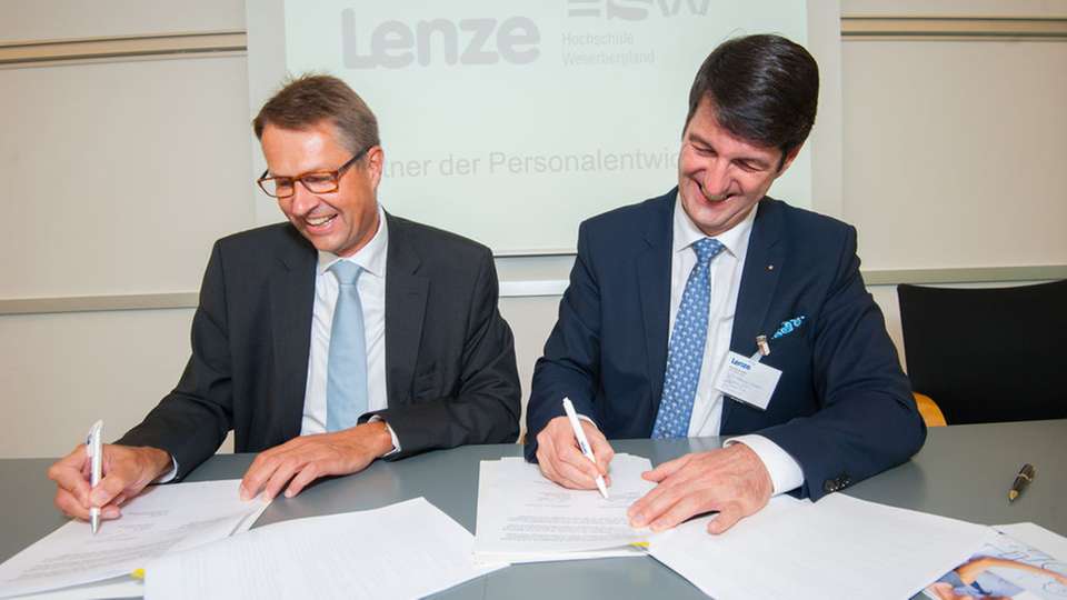 Unterschreiben den Kooperationsvertrag (v.l.): Christian Wendler, Vorstandsvorsitzender der Lenze SE, und Prof. Dr. Volkmar Langer, Präsident der Hochschule Weserbergland.