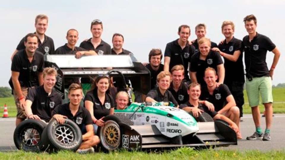 Die Studenten des Greenteams freuen sich über ihren Weltrekord und den Eintrag ins Guinnes Buch der Rekorde.