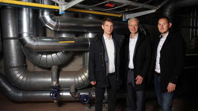 Philipp Müller, Prof. Dr. Karsten Körkemeyer und Andreas Glöckner (von links nach rechts) befassen sich mit der neuen Heiztechnik.