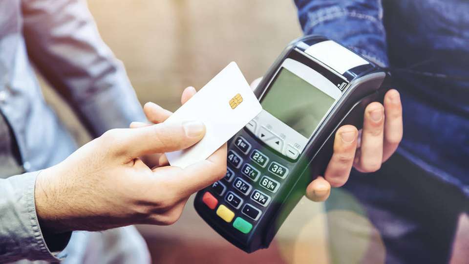 Smart-Card-Lösungen werden zunehmend kontaktlos und kombinieren Bezahl- oder Ausweisfunktion mit weiteren Anwendungen. Oft sind auch biometrische Funktionen integriert.