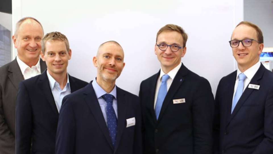 Die Geschäftsführer des Firmennetzwerks AMP+, von links: Rüdiger Tüshaus (Assonic), Dominik Schmid (Solukon), Andreas Hartmann (Solukon), Dr. Stefan Jakschik (ULT) und Alexander Jakschik (ULT).