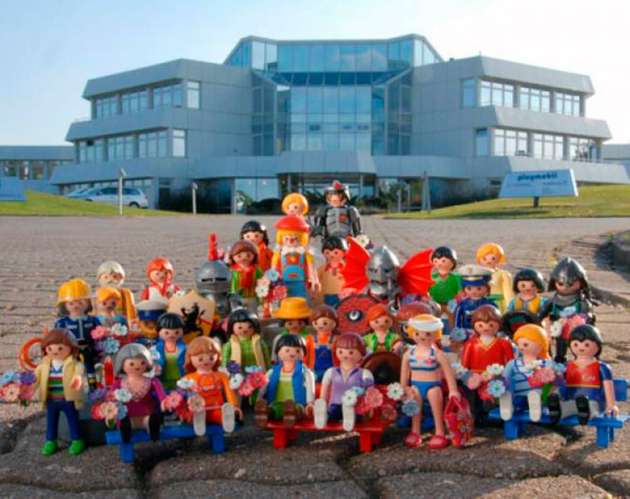 Playmobil-Figuren vor der Firmenzentrale von Geobra Brandstätter in Zirndorf