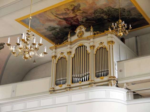 Bei der restaurierten historischen Orgel von 1896 in der Kirche von Weiler im Allgäu wurde das historische Instrument additiv mit elektrischer Steuerung ergänzt. Schaltznetzteile von Lütze liefern dabei 24 Volt Gleichstrom.
