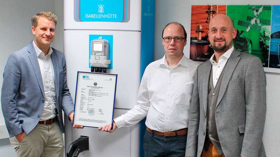 Mitarbeiter von Isabellenhütte bei der Vergabe der Baumusterprüfbescheinigung (von links): Tobias Wolff (Business Development Manager Smart Grids), Andreas Lepper  (Projektleiter Entwicklung Messtechnik) und Andreas Prüfling (Leiter Business Unit Messtechnik).