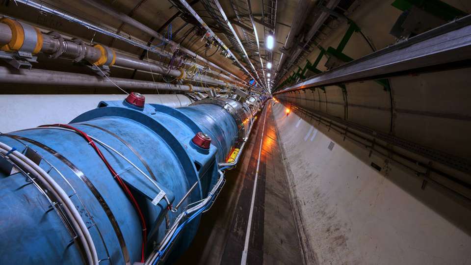 Einblick in einen Tunnel des Large Hadron Collider am CERN