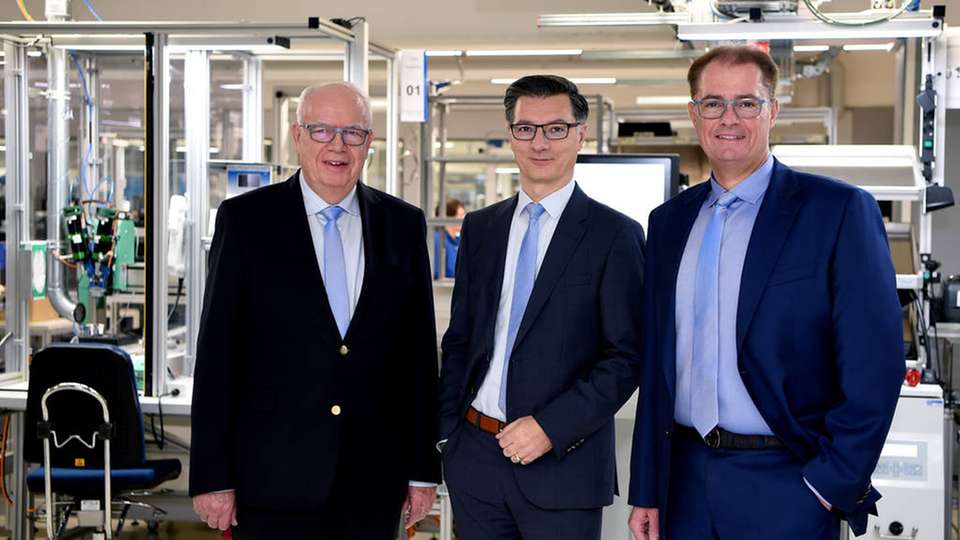 Seit dem 1. Januar 2020 ergänzt Dimitrios Charisiadis (52, Mitte) die Jumo-Geschäftsführung, bestehend aus Bernhard Juchheim (70, links) und Michael Juchheim (51, rechts).