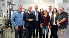 Das GoForE-Projektteam der Hochschule Aalen präsentiert Rektor Prof. Gerhard Schneider (zweiter von links) die neue Technikumsanlage. Mit dabei sind auch die Professoren Jürgen Trost (links), Timo Sörgel (dritter von links) und Arndt Borgmeier (dritter von rechts).