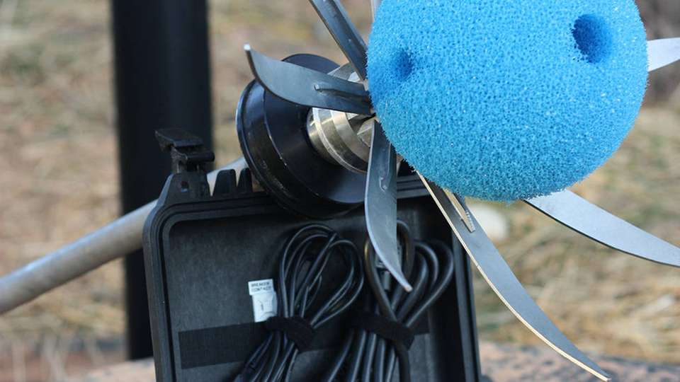 Das Detektionssystem SmartBall erkennt Leckagen und Lufteinschlüsse und wird mit einem speziellen Greifer in Rohrleitungen eingelassen.