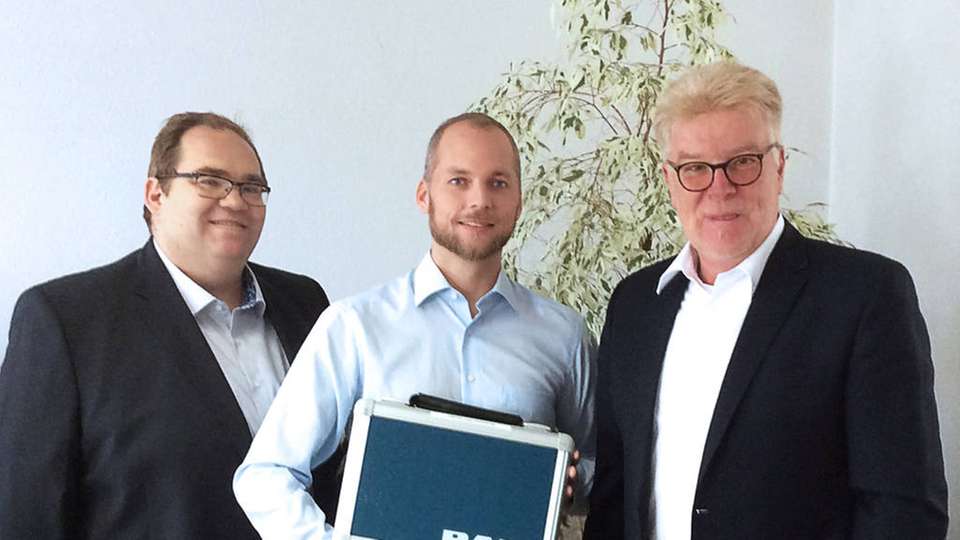 Nach der Besiegelung des Distributionsvertrags: Michael Hartner, Inhaber und Geschäftsführer bei E.Hartner & Co, mit Vertriebsleiter Thomas Brunner und Frank-Oliver Lenz, Distributions-Manager von Rafi, von links nach rechts im Bild.