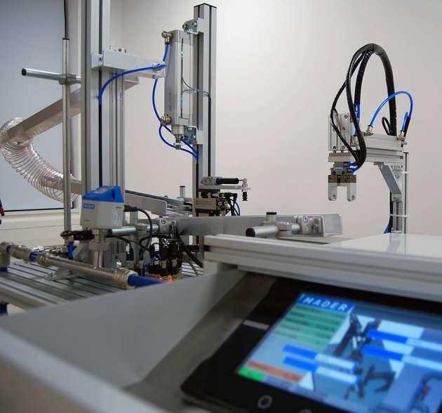 Die Messergebnisse zum aktuellen Leckage-Szenario lassen sich auf der dazugehörigen Steuerung ablesen. Sie werden auch in die Industrie-4.0-Plattform Virtual Fort Knox übertragen.