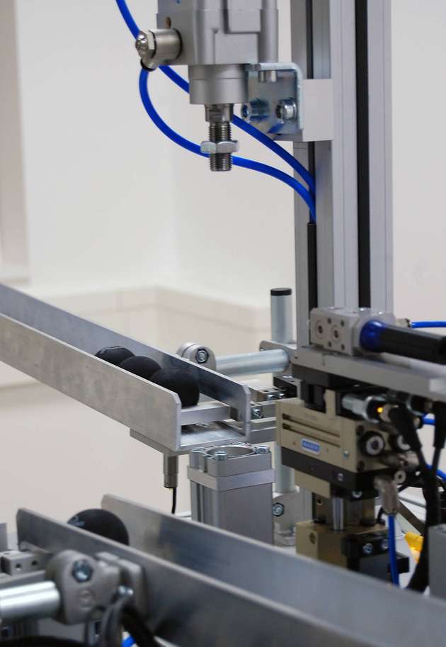 Das Handlingsystem simuliert eine automatisierte Fertigung, in diesem Fall mit einem kleinen Ball als Fertigungsteil.