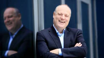 Der diplomierte Elektrotechniker Eckard Eberle arbeitet seit 1992 für Siemens. Seitdem zieht sich das Thema Automatisierung wie ein roter Faden durch seine Vita: Von den ersten Tagen als Projektleiter in der Kraftwerksautomatisierung über die Leitung des Business-Segments Control Components ist er inzwischen CEO der erfolgreichen Business Unit Process Automation bei Siemens Digital Industries.