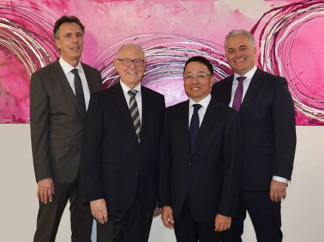 Gottfried Bertram (zweiter von links) aus dem Aufsichtsrat mit dem neuen Führungsteam von Harmonic Drive: Thomas Berger (CFO), Norimitsu Ito (CEO) und Peter Hantl (CSO/CMO).