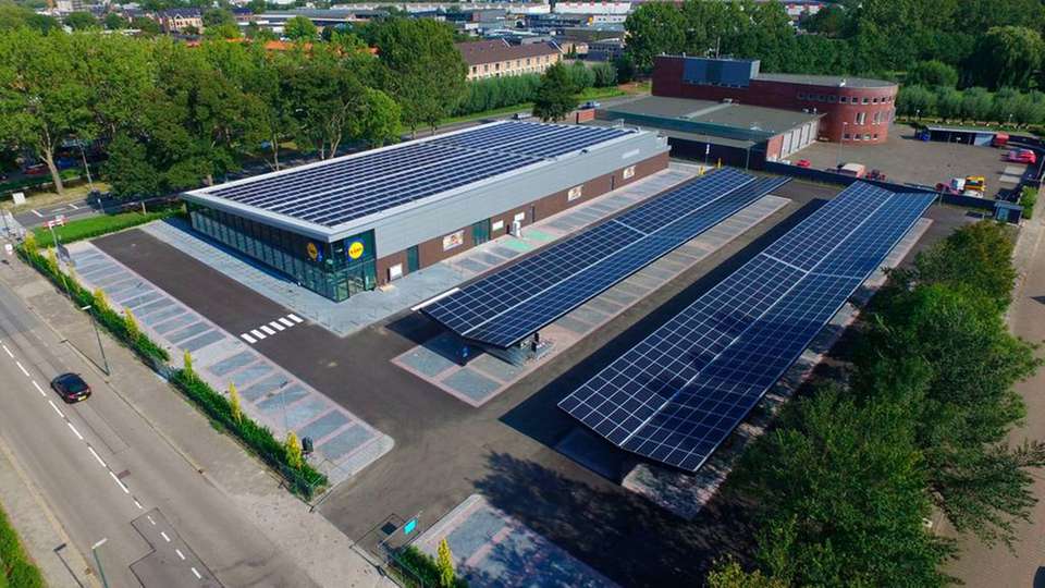 BayWa r.e. realisiert solares Energiesystem für erste emissionsfreie Lidl-Filiale in den Niederlanden.