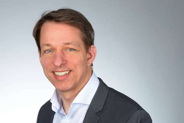 Dr. Felix Hanisch, Vorstandsvorsitzender der Namur: Heute sind viele Anlagen zwar hochgradig automatisiert; ein kostengünstiger, auf Standardschnittstellen und Datenmodellen basierender Datenzugang ist aber noch nicht etabliert. Deshalb will die Namur eine smarte Vernetzung der Anlagen. Das heißt: mit Sinn und Verstand eine herstellerunabhängige Konnektivität mit eingebauter Security. Das erreichen wir mit der Namur Open Architecture (NOA). Daten werden auf allen Ebenen der Automatisierungspyramide sicher ausgekoppelt, für eine parallele Nutzung on-premise und in der Cloud für beispielsweise Wartungs- und Optimierungsroutinen. Indem wir diese Ideen von Anfang an mit Herstellern gemeinsam erarbeiten, stellen wir eine zielgerichtete nachhaltige Produktentwicklung für die Prozessindustrie sicher.