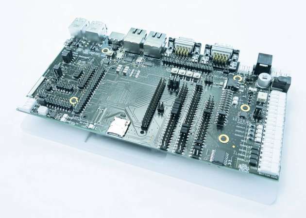 Das Developer Kit für Raspberry Pi von Kontron umfasst ein Entwickler-Board, ein Raspberry Pi Compute Modul 3 Light sowie eine SD-Card mit vorkonfiguriertem Raspian-Betriebssystem.