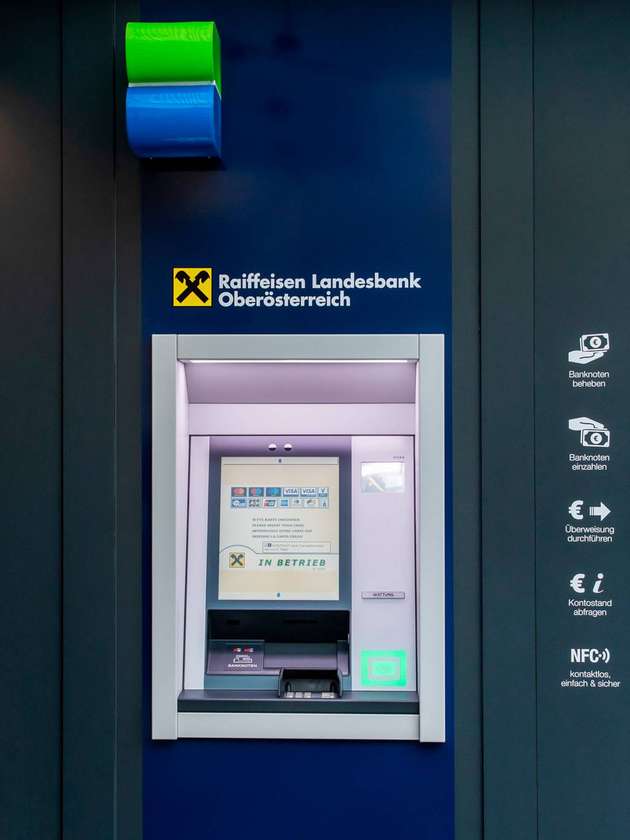 Der Geldautomat mit NFC-Technologie ist auffällig designt.
