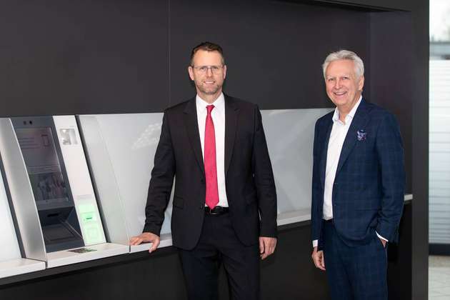 IT-Vorstand der Raiffeisenlandesbank OÖ, Stefan Sandberger und Vorstandsvorsitzender bei Keba, Gerhard Luftensteiner freuen sich über die jahrelange Zusammenarbeit zwischen den Unternehmen.