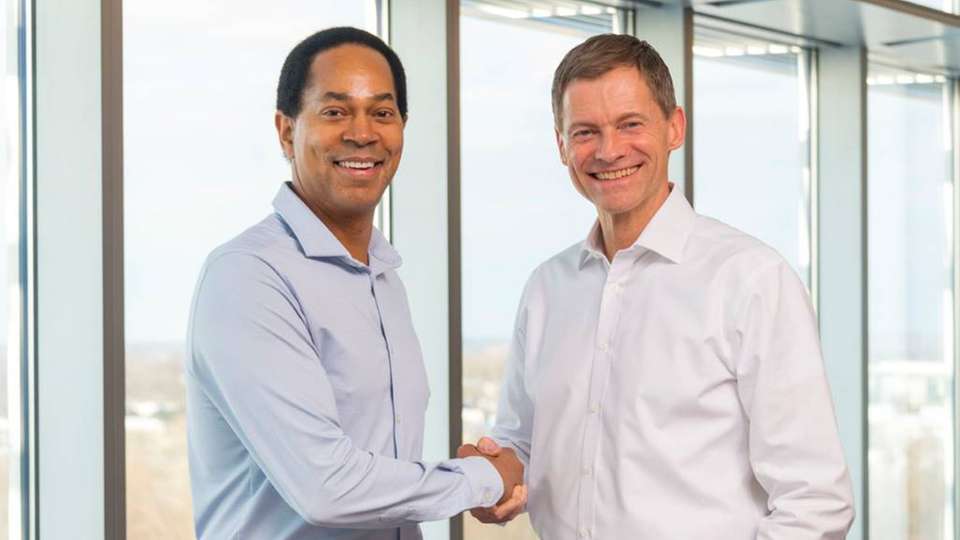 Craig Arnold, Vorstandsvorsitzender und CEO von Eaton (links) und Kim Fausing, Präsident und CEO von Danfoss.
