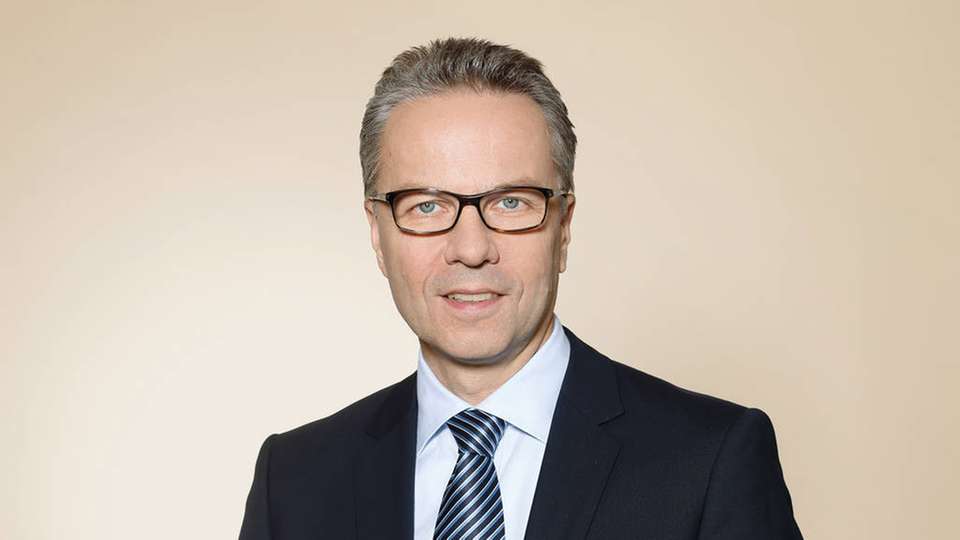 Dr. Stefan Spindler verantwortet seit Mai 2015 bei der Schaeffler AG als Mitglied des Vorstands das Industriegeschäft. Als promovierter Maschinenbauingenieur begann er seinen Berufsweg in verschiedenen Positionen der Dieselmotorenindustrie. Vor seinem Wechsel zur Schaeffler AG war Herr Dr. Spindler fünf Jahre bei Bosch Rexroth als Vorstand im Bereich industrieller Anwendungen tätig.