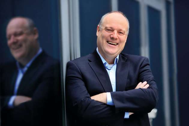 Eckard Eberle, CEO Process Automation bei Siemens: Daten sind der Treibstoff für neue, digitale Geschäftsmodelle. Aus geschäftlicher Sicht braucht es eine adaptive Herangehensweise: rasche Implementierung eines Prototyps, Erprobung als „minimum viable offering“, Skalierung falls erfolgreich. Aus einer technischen Perspektive muss dieser Ansatz durch entsprechende Kommunikationsmöglichkeiten gestützt werden, um Sensor-, Betriebs- und Produktdaten aus der Feldebene für solche prototypischen Angebote zu nutzen. Digital Connectivity bietet die notwendige Flexibilität, um ohne Änderungen in der Automatisierung den notwendigen Datenrohstoff zu liefern. Realisiert wird dies mit geeigneten Architekturen und Netzwerkstrukturen wie beispielsweise mit Namur Open Architecture (NOA), natürlich mit einer robusten Absicherung gegen Hackerangriffe. In der Prozessindustrie gibt es noch viele Anlagen, die bereits seit Jahrzehnten in Betrieb sind. Hier besteht noch hohes Potenzial, was die Vernetzung angeht, um die Daten nutzbar zu machen. Mit NOA kann die Vernetzung von Bestandsanlagen realisiert werden, ohne die bestehende Kernautomatisierung zu beeinflussen.