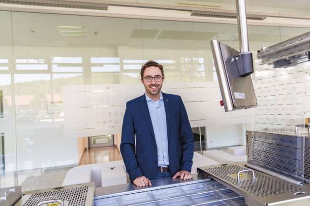 Dr. Marius Grathwohl, Vice President Digital Products & Transformation bei Multivac: Digitalisierung ermöglicht eine höhere Transparenz in den Prozessen, sodass deren Effektivität gemessen und optimiert werden kann. Unsere digitalen Lösungen zielen neben der Minimierung ungeplanter Maschinenstillstände generell darauf ab, den Produktions- und Verpackungsprozess zu vereinfachen, zu beschleunigen und so sicher, effizient und wirtschaftlich wie möglich zu gestalten. Ein konkretes Beispiel ist unser Remote Assistance Service, der durch Maschinendatenauswertungen die Schnelligkeit und Qualität unseres Kundenservice verbessert. Heutige Technologien dienen zudem der Lebensmittelsicherheit und damit dem Verbraucherschutz, da sich Prozess- und Produktionsdaten produkt- und batchspezifisch speichern, auswerten und nachverfolgen lassen. Damit ist auch ein abgestimmtes Handeln entlang der gesamten Prozesskette realisierbar.
