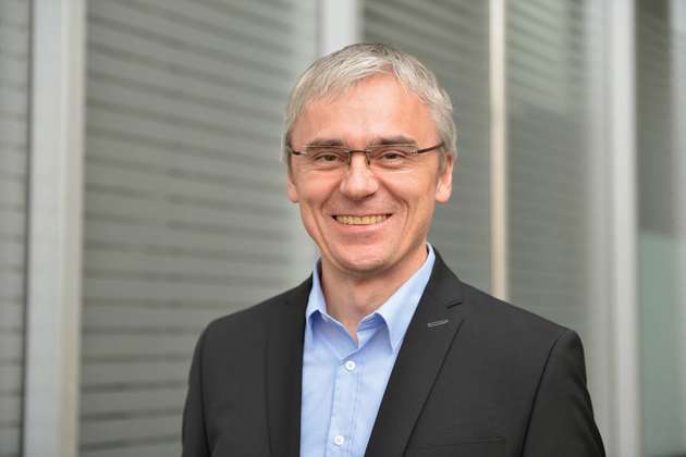 Joachim Czech, Process Automation Marketing bei Profibus & Profinet International (PI): Verbesserung der Effizienz sowie die Optimierung der Anlagenzuverlässigkeit sind wesentliche Herausforderungen in der Prozessindustrie. Daten, die hierfür benutzt werden könnten, stehen in den Feldgeräten zur Verfügung, werden aber zum größten Teil aufgrund fehlender Konnektivität nicht benutzt. Neue Möglichkeiten eröffnen sich an dieser Stelle durch die Ethernet-Technologie wie am Beispiel der industriellen Profinet-Kommunikation. Mit dem PA Profil 4 sind die richtigen Weichen gestellt, genormt und einheitlich auf umfangreiche Daten der Feldgeräte zuzugreifen. Ergänzend dazu bietet APL (Advanced Physical Layer) die Möglichkeiten, über Zwei-Draht-Verbindungen bei Bedarf auch eigensicher auf Profinet-Feldgeräte zuzugreifen. In der Prozessindustrie führt auch an Security kein Weg vorbei, weshalb Profinet bereits seit Jahren über ein mehrstufiges Sicherheitskonzept verfügt. Da Profinet 100  Prozent Ethernet ist, werden IT-Security-Standards auch künftig mitgetragen, was aktuelle Whitepaper bereits darstellen. 