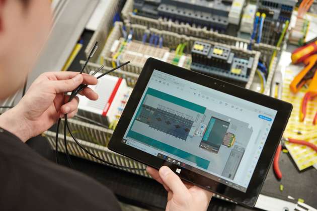 Digitale Unterstützung bei der Verdrahtung durch das Software-Tool Eplan Smart Wiring.
