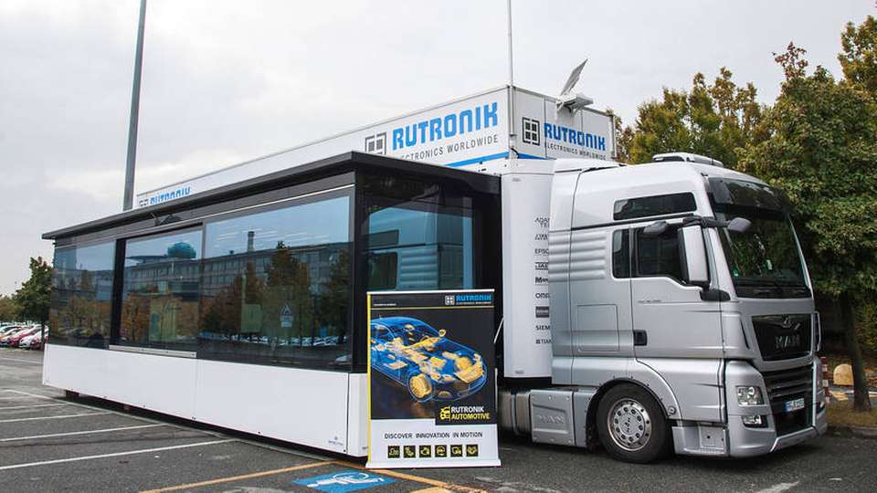 Als Messestand von Rutronik fungiert in diesem Jahr der Rutronik-Eventtruck, der auch bei Start-up-Messen, Roadshows und Kundenevents zum Einsatz kommt. Die Demos werden sowohl vor als auch im Truck präsentiert.