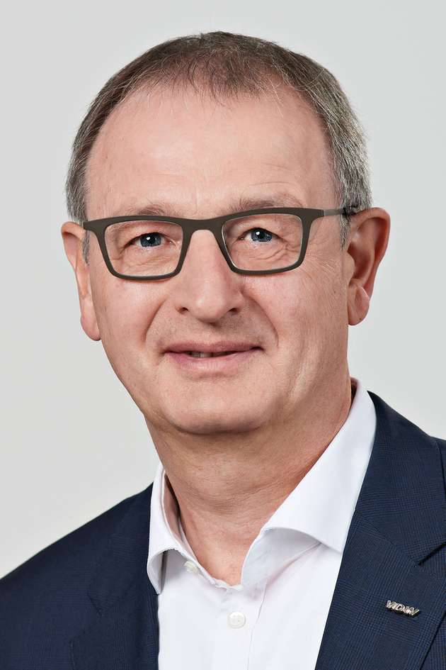 Dr. Wilfried Schäfer, Geschäftsführer, Verein Deutscher Werkzeugmaschinenfabriken (VDW): Die Digitalisierung nimmt in der Werkzeugmaschinenindustrie Fahrt auf. Um hier schneller mit kreativen Lösungen auf den Markt zu kommen, suchen immer mehr etablierte Hersteller den Schulterschluss mit Start-ups. Deshalb hat der VDW Start-ups bereits seit 2017 in die eigenen Messen, EMO Hannover und Metav in Düsseldorf, integriert. Darüber hinaus haben wir Netzwerkevents organisiert, die beiden Seiten die Kontaktaufnahme erleichtert. In einzelnen Fällen sind daraus Kooperationen entstanden. Das ist jedoch immer sehr individuell. Fazit für die Start-ups ist, dass sie einen langen Atem haben müssen, um die Vorbehalte etablierter Hersteller zu entkräften, beispielsweise ob sie auch morgen noch am Markt sein werden, ob sie auch Kunden im Ausland bedienen können oder ob sie ausreichend Kapazitäten für größere Projekte haben.