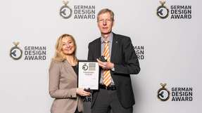 Unternehmenssprecherin Sybille Hilker und Thomas Peter, Leiter der Business Unit Digital Signaling & Protection bei Weidmüller, nahmen die Auszeichnung in Frankfurt entgegen.