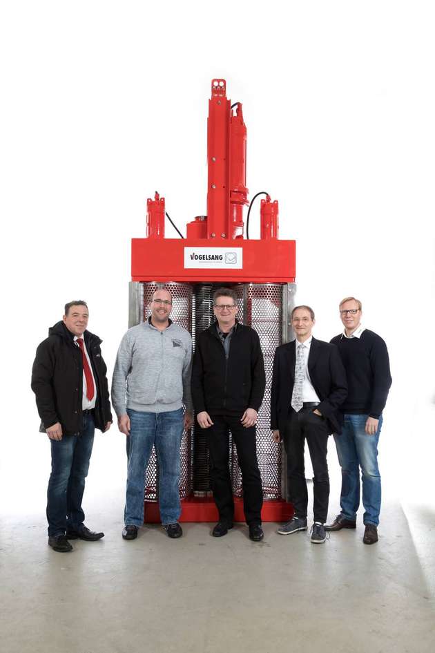 Vertreter des Ruhrverbandes nehmen den neuen Abwasserzerkleinerer entgegen (von links): Rüdiger Ernsting (Vertrieb bei Vogelsang), Sven Cybulski (Instandhaltungsmanagement beim Ruhrverband), Dirk Burghardt (Instandhaltungsmanagement beim Ruhrverband), Harald Vogelsang (Geschäftsführer von Vogelsang) und Torsten Burhorst (Teamleiter Forschung & Entwicklung Zerkleinerungstechnik bei Vogelsang).