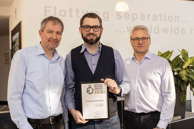 2018 wurde Flottweg für Ingo mit dem German Design Award ausgezeichnet. Michael Hacker (Mitte), Leiter der Automatisierungstechnik bei Flottweg, präsentiert hier mit seinem Team Gerhard Hager (links) und Bernhard Niedermeier (rechts) die Urkunde. 