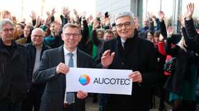 Die Vorstände Uwe Vogt (vorne links) und Horst Beran (vorne rechts) hießen die Mitarbeiter am neuen Standort persönlich willkommen.