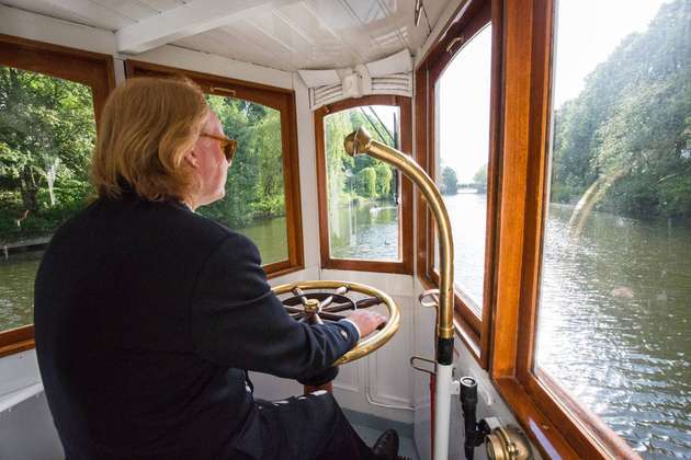 Kapitän Matthias Kruse gründete 1988 den Verein Alsterdampfschifffahrt, um das geschichtsträchtige Schiff vor der Verschrottung zu retten.