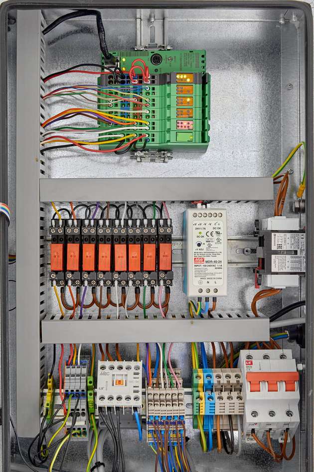 Im Slave-Schaltschrank nutzt Elektro Ecker die modulare Kleinsteuerung ILC 131 ETH (Bild oben).