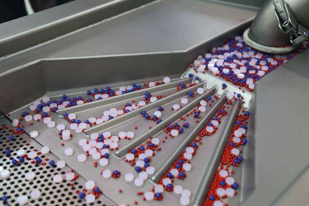 Fokusthemen: Neben Explosionsschutz und Life-Science-Technologien stellt die Solids 2020 Digitalisierung und Verpackungsrecycling in ihren Fokus. Denn die verantwortungsvolle und wirtschaftliche Nutzung von Ressourcen wird mit zunehmender Rohstoffknappheit und Umweltbelastung immer wichtiger. Unternehmen stehen vor der Herausforderung, Rohstoffe effizienter zu nutzen, sie reibungslos und ohne Verluste in die Prozesskette einzubringen, Abfallmengen zu minimieren und verstärkt auf Recyclingprozesse zurückzugreifen. Die Digitalisierung kann schon heute helfen, Abläufe effizienter zu gestalten.