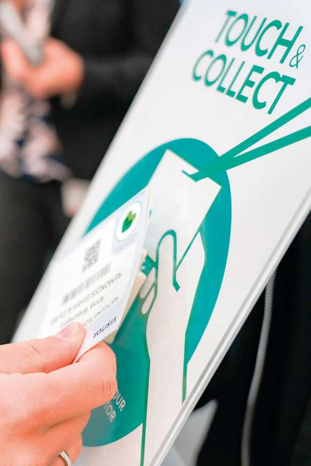 Smarte Messe: Fachbesucher erhalten beim Einlass einen intelligenten Ausweis. Dieser ermöglicht es Besuchern und Ausstellern, via Touch & Collect Kontaktdaten und Informationen digital auszutauschen.