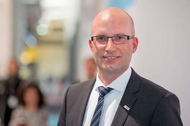 Dr. Andreas Müller, Bereichsleiter Communication und Network Technology, Bosch: 5G kommt – und das ist auch gut so. Denn 5G ist ein Standard der Superlative und hat enormes disruptives Potenzial: Einerseits werden damit ganz neue technische Lösungen und Geschäftsmodelle ermöglicht, andererseits gehen damit auch grundlegende Änderungen etablierter Wertschöpfungsketten einher. Bosch hat frühzeitig mit Forschungsaktivitäten zu 5G begonnen und bringt sich in vielen nationalen und internationalen Initiativen und Gremien ein. Nach der Lizenzierung durch die Bundesnetzagentur planen wir, gemeinsam mit Partnern lokale 5G-Netze im Laufe dieses Jahres aufzubauen. Voraussichtlich Ende 2020 wollen wir damit beginnen, 5G in den Regelbetrieb zu überführen. 5G wird aber nicht nur in der Industrie Einzug halten, sondern in verschiedenen Bereichen wie der Landwirtschaft, Stadtentwicklung oder im Gesundheitswesen. Dabei prüfen wir stets, ob der 5G-Einsatz Sinn macht, oder ob eine andere Technologie die bessere Wahl ist. 5G ist kein Selbstzweck, sondern soll unseren Kunden immer einen spürbaren Mehrwert bieten.