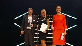 Andreas Oroszi, Festo Digital Business (links) und Tanja Maaß, Geschäftsführerin bei Resolto Informatik (Mitte) nehmen den Preis „Digital Transformer of the Year 2019“ entgegen.