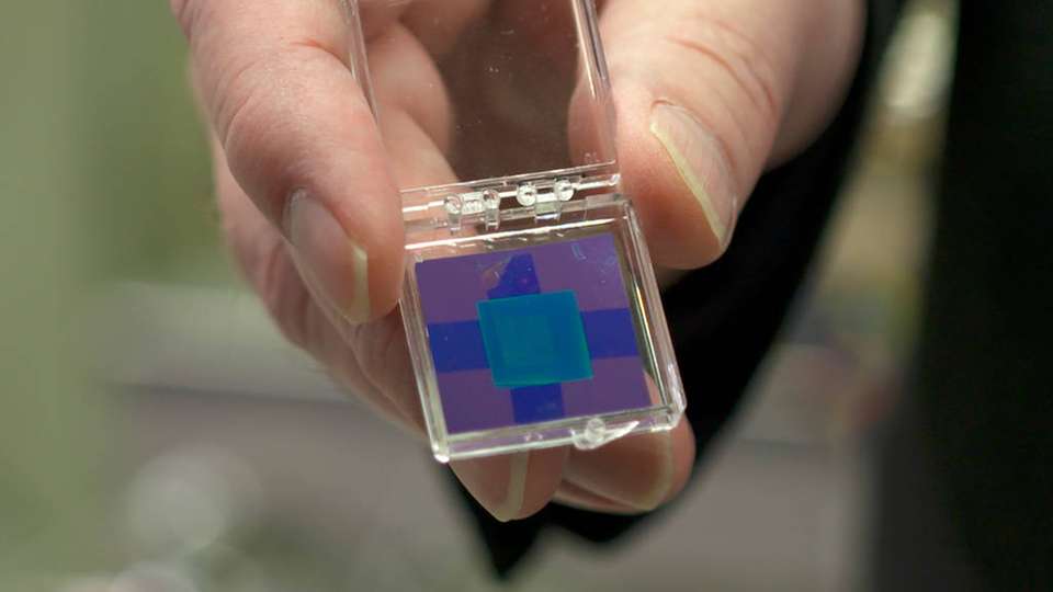 Die Nanomembranen sind für Wassermoleküle durchlässig, alle anderen Medien filtern sie heraus.