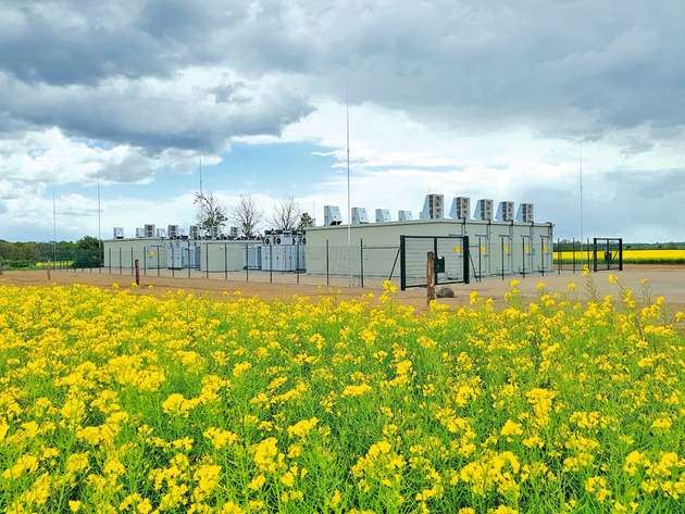 Die 22-MW-Gigabatterie stabilisiert seit Mai 2019 das Netz, indem sie etwa bei sinkender Netzfrequenz Strom ins Netz abgibt.