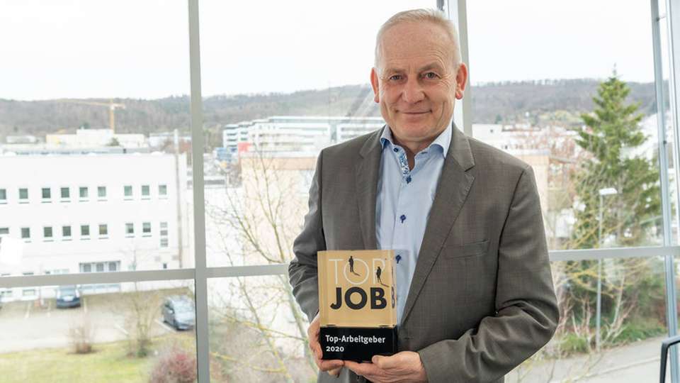 Dr. Manfred Jagiella, Geschäftsführer von Endress+Hauser Liquid Analysis und Mitglied des Vorstands der Endress+Hauser-Gruppe, nimmt die Top-Job-Auszeichnung entgegen.