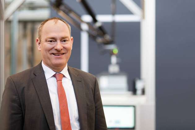 Jörg Peters, Leiter Geschäftsfeldentwicklung Maschinenautomatisierung bei SEW-Eurodirve: Für uns sind die entscheidenden Trends der Einsatz nachhaltiger Verpackungsmaterialien, die Reduzierung von Verpackungsmaterialien überhaupt, die Einsparung von Energie und Ressourcen sowie die Lebensmittelsicherheit. SEW-Eurodrive hat diese Trends frühzeitig erkannt und bietet entsprechende Technologien an. Mit dem Automatisierungsbaukasten Movi-C lassen sich beispielsweise Verpackungsgrößen individuell auf den Inhalt anpassen. Oder Verpackungsmaschinen werden derart automatisiert, dass energieintensive Schrumpfprozesse überflüssig werden. Das Leistungs- und Energiemanagementsystem von SEW-Eurodrive ergänzt das Movi-C-Portfolio. Mit ihm lässt sich Energie rückgewinnen, zwischenspeichern und zur Reduktion von Lastspitzen zur Verfügung stellen.