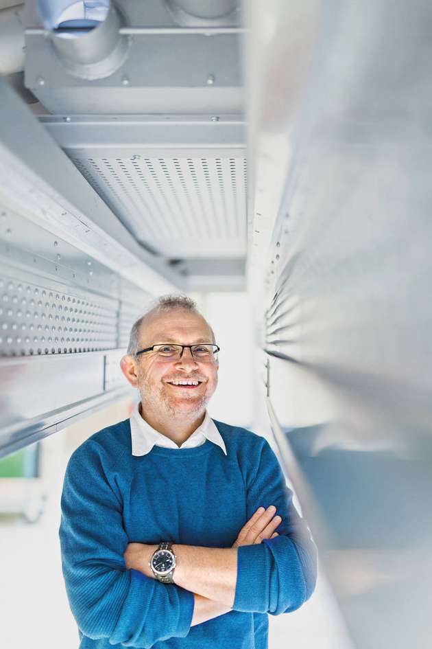 Karl-Heinz Klumpe, Produktmanager Packaging bei KHS: Den ökologischen Fußabdruck für Verpackungen zu senken, ist auch 2020 der Branchentrend schlechthin. KHS treibt das Thema Nachhaltigkeit konsequent voran, verliert die Wirtschaftlichkeit für die Kunden aber nicht aus dem Blick. Insbesondere Sekundärverpackungen stehen dabei im Fokus – egal ob für Glas, PET-Behälter oder Dose. Eines der neuesten Projekte ist eine neue Lösung für das Einschlagen von Getränkedosen. Diese Form des Packs kann die Schrumpffolie als Transportverpackung für Zwölfer- oder 24er-Gebinde ergänzen. Mit Nature MultiPack entfällt die Schrumpffolie bei PET-Flaschen und Dosen sogar in Gänze. Zudem entwickeln wir effiziente Lösungen, die Schrumpffolien aus 100 Prozent recyceltem Material verarbeiten können. 