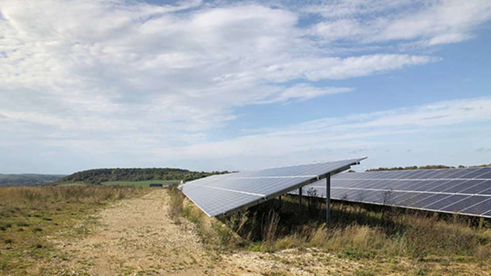 Der auf dem Gelände des ehemaligen Steinbruchs entstehende Solarpark.
