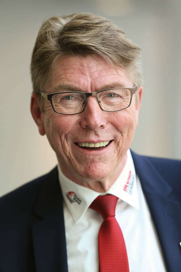 Andreas Koch, Vertriebsdirektor bei Bluhm Systeme: Wir sehen ganz klar die Trends Digitalisierung, vorausschauende Wartung, Individualisierung und Klimaschutz. Natürlich wirken sich diese auch auf die Kennzeichnung aus. Mit der Software Bluhmware mit den Modulen Cockpit und Control bieten wir eine Lösung zum Digitalisieren des Kennzeichnungsbereichs. Vorausschauende Wartung ist mithilfe der Kennzeichnungssysteme möglich, die beispielsweise per SMS oder E-Mail den zuständigen Verantwortlichen im Unternehmen über eine anstehende Wartung informieren. Lässt der Kunde beziehungsweise das Unternehmen es zu, kann die Meldung auch an den Kennzeichnungsanbieter gehen, der den Wartungseinsatz dann einplanen kann. Auf die steigende Produktvielfalt und immer kleiner werdende Losgrößen antworten wir mit standardisierten Kennzeichnungssystemen, die dank Modulbauweise einfach an wechselnde Anforderungen angepasst werden können. Auch bieten wir ressourcenschonende und nachhaltige Kennzeichnungslösungen an. Das fängt bei Etiketten aus recycelten oder ökologisch verträglichen Materialien an, geht über Verbrauchsmaterial sparende Kennzeichnungssysteme bis hin zu Etikettiersystemen, die weniger oder gar keine Druckluft mehr benötigen.